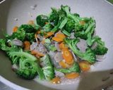 Foto langkah ke 5 dari resep Tumis Brokoli Wortel Bakso Simple.