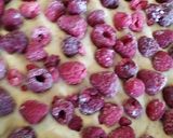 Une image de l'étape 4 de Blondie au chocolat blanc et fruits rouges.