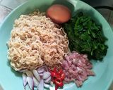 รูปขั้นตอนการทำที่ 1 ของ มาม่าคะน้าหมูไข่