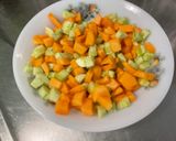 Une image de l'étape 6 de Salade composée de melon, tomates, concombre, oignon doux, feta et menthe.