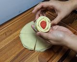 Foto langkah ke 5 dari resep Dadar Gulung Mawar.