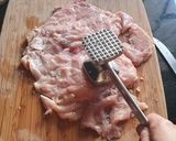 Foto del paso 1 de la receta: Pechuga de pollo rellena de quesos envuelta en tocino keto