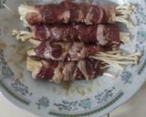 Foto langkah ke 2 dari resep Beef Enoki Roll.