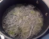 Foto del passaggio 3 della ricetta Tataki di fassone con salsa teriyaki e porro fritto
