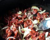 صورة لخطوة 3 من وصفة بسطرمة بالبصل والبندورة
