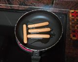 Foto del paso 2 de la receta: Huevos fritos con papas fritas y salchichas