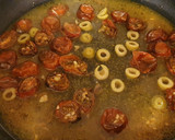 Foto del paso 5 de la receta: Spaghetti con anchoas y mini kumatos confitados