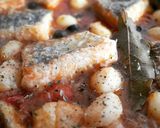 Foto del paso 9 de la receta: Merluza en salsa con pimientos y ajos escalivados