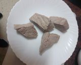Foto del paso 1 de la receta: Empanadillas de cerdo con aceitunas negras y huevo duro