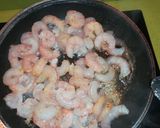 Foto del paso 2 de la receta: Quinoa con gambas y guisantes