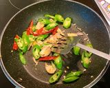 รูปขั้นตอนการทำที่ 1 ของ ผัดผักบุ้งปลากระป๋องพริกสด🌱🥫🌶 style by barbie👩🏼‍🍳