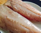 Hình bước làm 1 của món Món Pháp - Cá Thầy Tu Bọc Bacon Nướng Lá Thơm