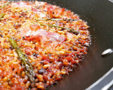 Foto del paso 7 de la receta: Arroz de panceta curada y espárragos