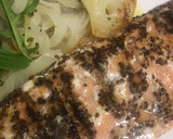 Foto del paso 5 de la receta: Salmón salvaje marinado, a las brasas, con cebolla en paquetito
