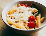Foto del paso 3 de la receta: Penne rigate con salsa de rúcula y pomodoro cherry