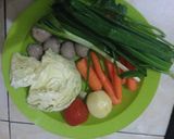 Foto langkah ke 1 dari resep Sop sayur bakso.