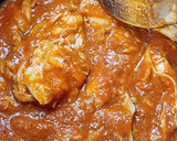 Foto del paso 5 de la receta: Pollo en salsa de tomate Fit con patatas al horno