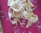 Foto del paso 4 de la receta: Pappardelle con ajos tiernos surimi y albahaca(pasta fresca)