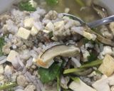 รูปขั้นตอนการทำที่ 7 ของ ข้าวต้มทรงเครื่อง (หมูสับ เต้าหู้ เห็ดหอม กุ้งแห้ง)