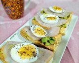Foto del paso 4 de la receta: Tostada de pavo con cheddar, aguacate y huevo cocido