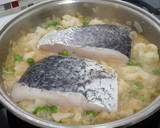 Foto del paso 5 de la receta: Merluza en salsa con coliflor y guisantes