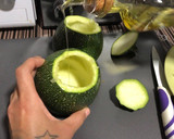 Foto del paso 2 de la receta: Calabacines rellenos con atún y pimientos