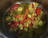 Foto del paso 1 de la receta: Muslos y alas de pollo deshuesado con pimiento, berenjena y tomate