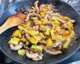 Une image de l'étape 10 de Poulet à l’ananas, oignon rouge, coriandre et cacahuètes.
