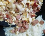 Foto del paso 2 de la receta: Arroz con salchicha, cebolla, morrón y huevo 💗
