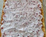 Foto del passaggio 6 della ricetta Rotolo di panna e fragole
