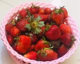 A picture of step 1 of Strawberry Shake.