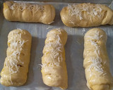 Foto langkah ke 4 dari resep Roti Manis Jumbo Isi Pisang.