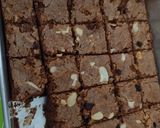 Foto langkah ke 8 dari resep Fudgy White Chocolate Brownies.