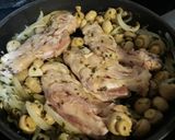 Foto del paso 2 de la receta Manitas de cerdo con cebolla y champiñones al vino blanco