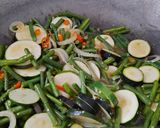 Foto langkah ke 5 dari resep Tumis zucchini kacang panjang.