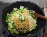 Foto langkah ke 4 dari resep Mie Goreng Pakcoy.