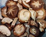 Hình bước làm 2 của món Canh gà nấu cải đắng và nấm đông cô