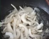 Foto langkah ke 3 dari resep Tumis Jamur Tiram Berkuah.