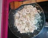 Foto del paso 4 de la receta: Pollo con champiñones y nata