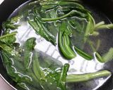 Foto langkah ke 2 dari resep Kailan Siram Udang Hitam Manis.
