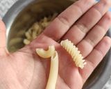 A picture of step 1 of White sauce pasta.