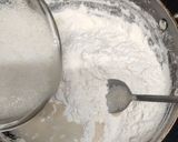 A picture of step 2 of Italian pizza.