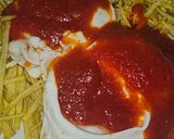 Foto del paso 4 de la receta Huevos fritos con patatas paja, salsa de tomate y salchichas