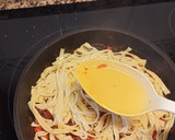 Foto del paso 4 de la receta: Pasta con pimiento rojo, cebolla, zanahorias y apio