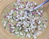 Une image de l'étape 4 de Gâteau à la rhubarbe et fleurs d’acacias.