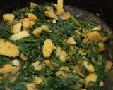A picture of step 4 of Spinach and potato dry curry.