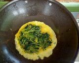Foto langkah ke 4 dari resep Telur dadar pedas campur sayuran selada.