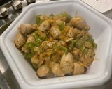 Une image de l'étape 15 de Saucisses allemandes aux poivrons verts, oignon et épices.