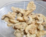 Foto langkah ke 4 dari resep Jamur Krispi Saus Spageti.