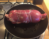 Foto del paso 4 de la receta: Falda de ternera rellena de jamón y pera 